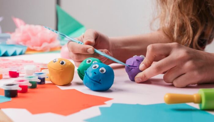 Lavorare la creta con i bambini: consigli utili per stimolare la manualità
