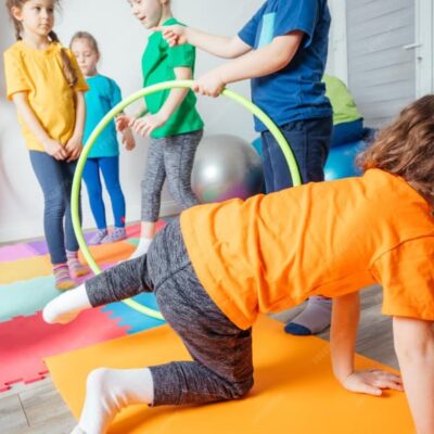 bambini che giocano con i cerchi